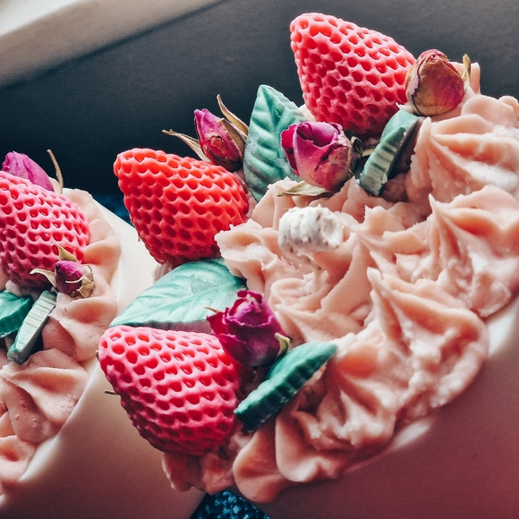 Parfumed candle cake with decorated fake strawberrys, roses and leaves - Picture 3 of 3